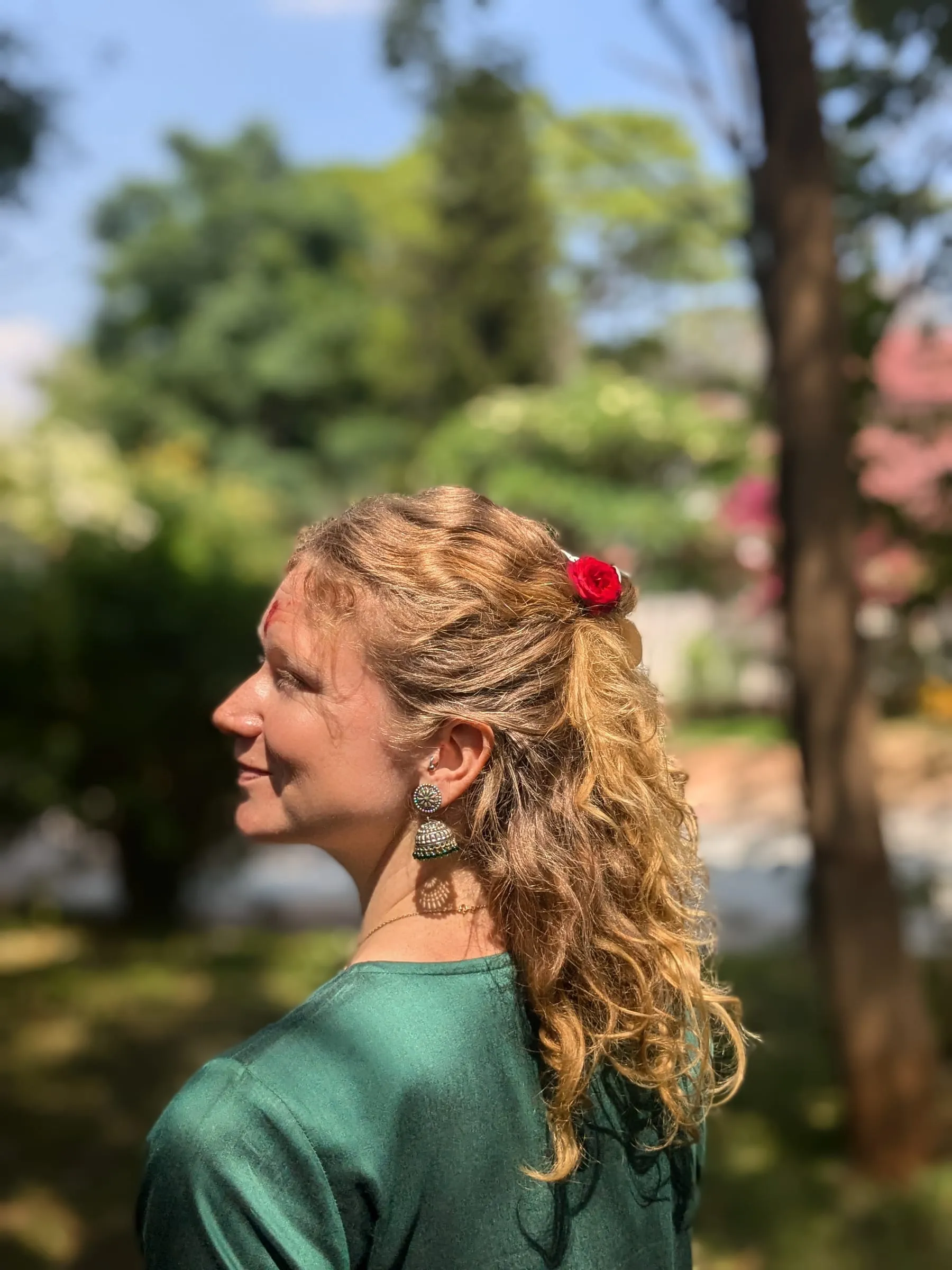 Portrait de Laura dans un jardin, en lumière naturelle